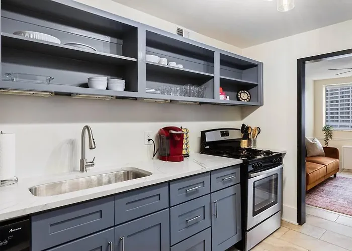 1109-Extra Lg-King Bed-1 Free Park-Fast Wifi-Dtw