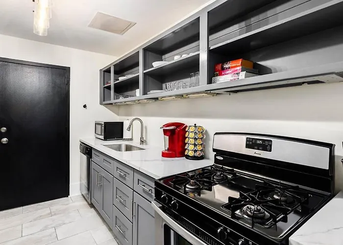 1109-Extra Lg-King Bed-1 Free Park-Fast Wifi-Dtw